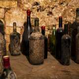 ...si trovano bottiglie di vino invecchiate e sigillate con la ceralacca...